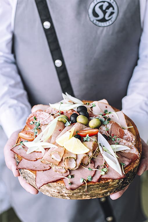 Повар с блюдом